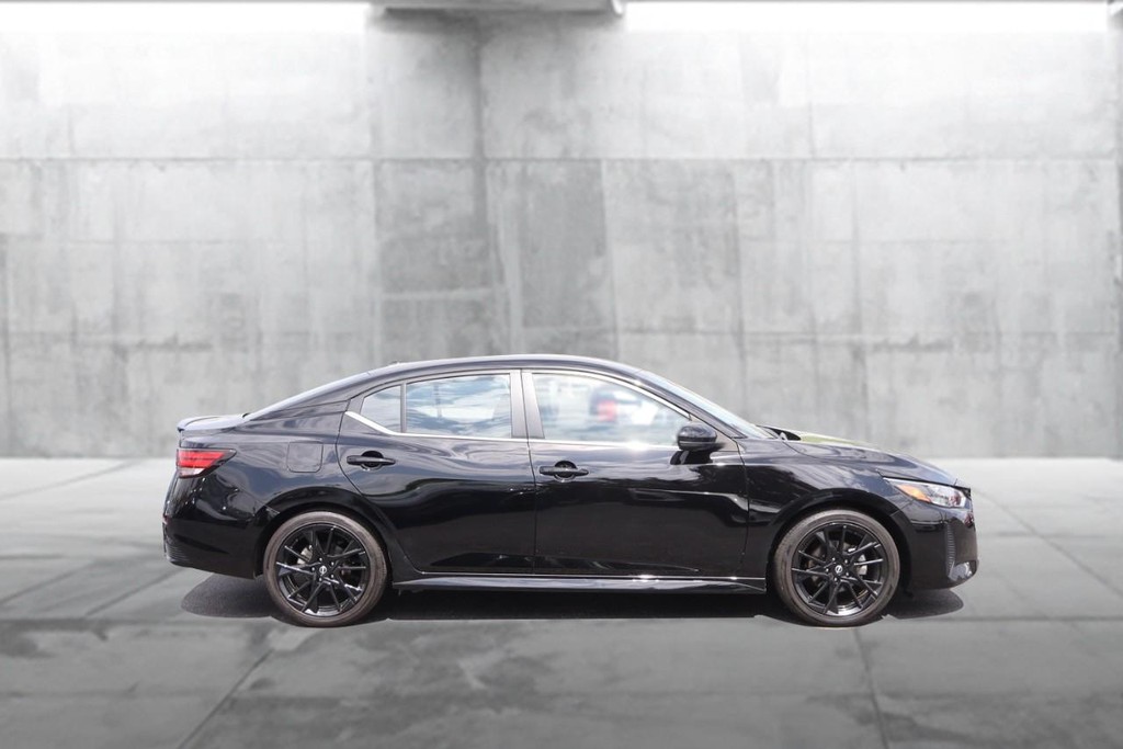 Nissan Sentra Vehicle Full-screen Gallery Image 5