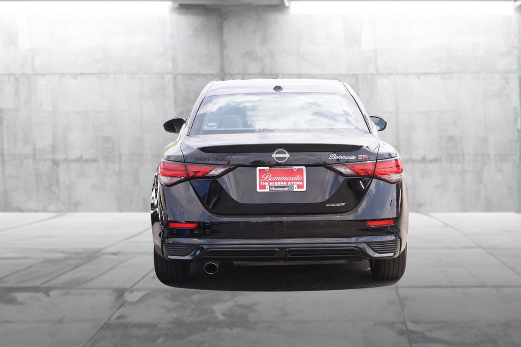 Nissan Sentra Vehicle Full-screen Gallery Image 6