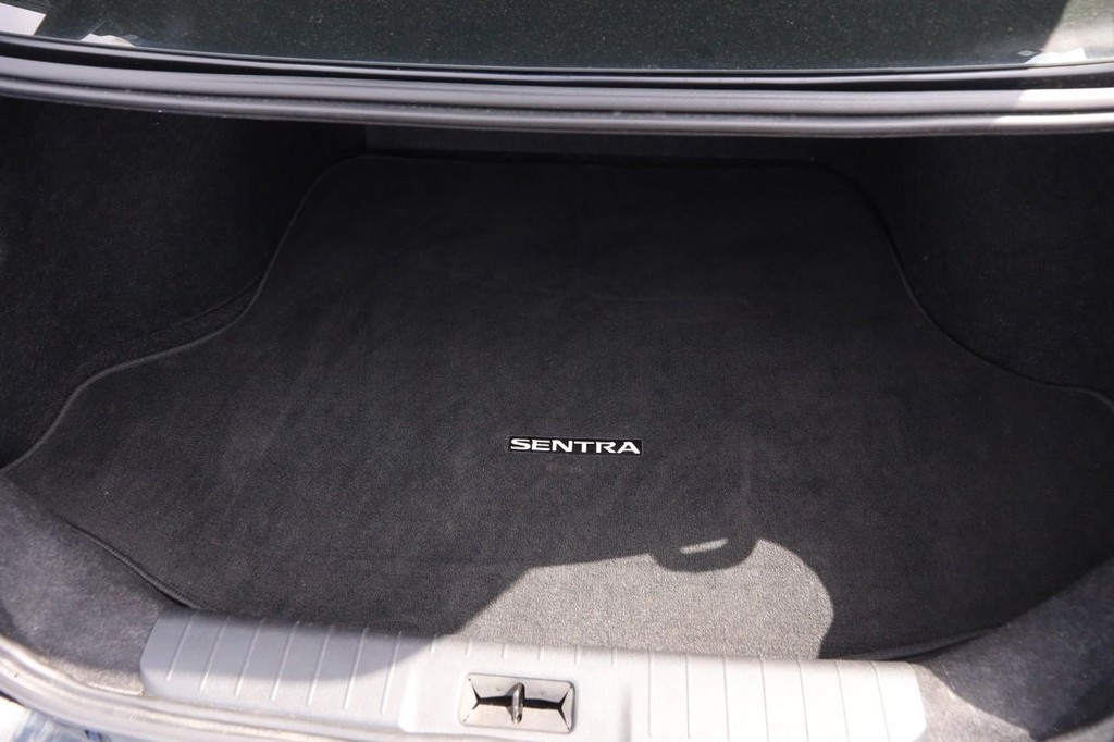 Nissan Sentra Vehicle Full-screen Gallery Image 7