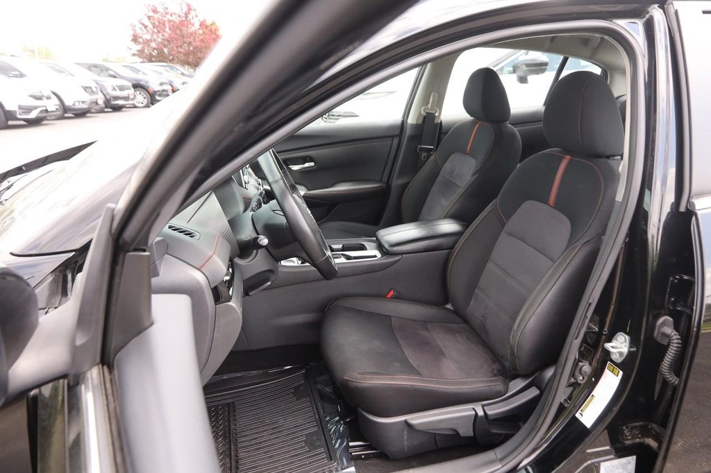 Nissan Sentra Vehicle Full-screen Gallery Image 8