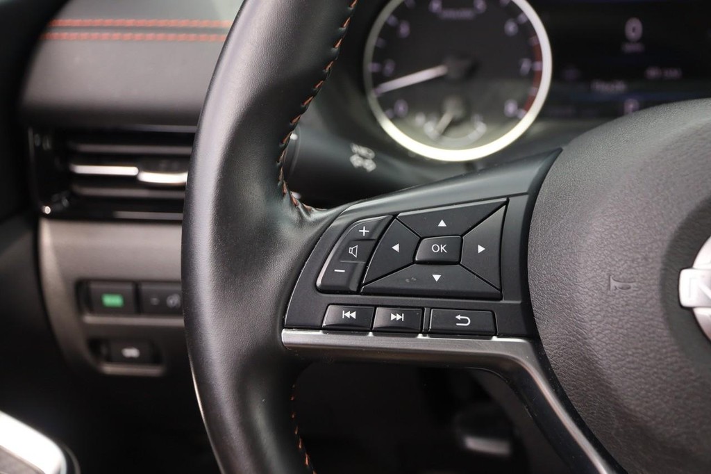 Nissan Sentra Vehicle Full-screen Gallery Image 11