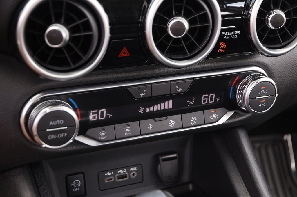 Nissan Sentra Vehicle Full-screen Gallery Image 18