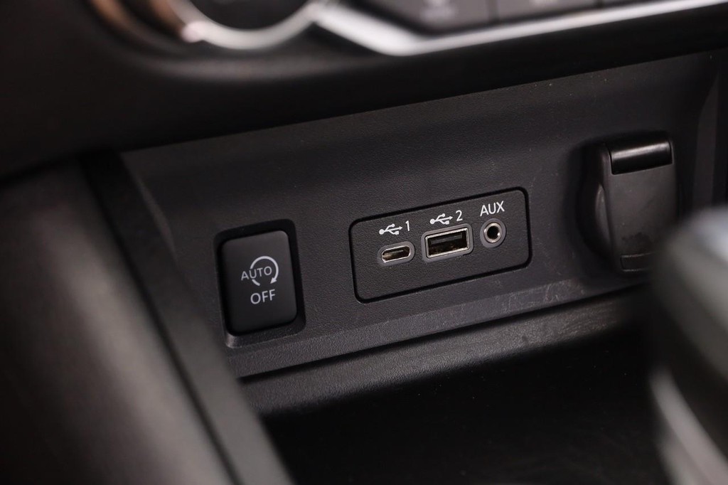 Nissan Sentra Vehicle Full-screen Gallery Image 19