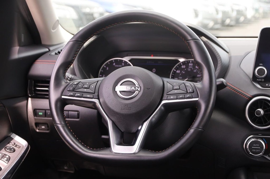 Nissan Sentra Vehicle Full-screen Gallery Image 23