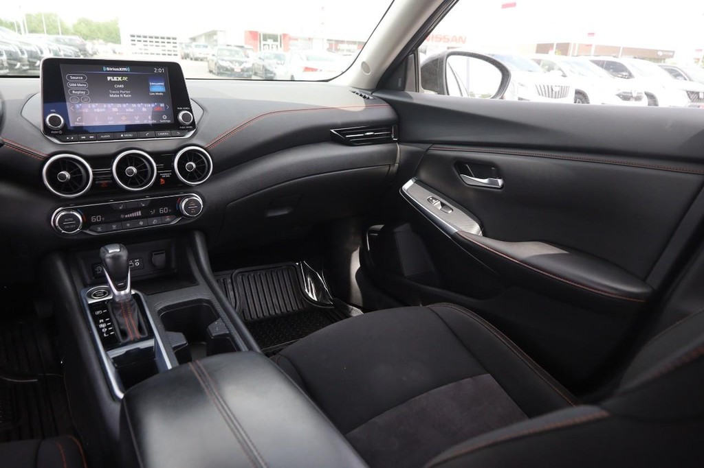 Nissan Sentra Vehicle Full-screen Gallery Image 25