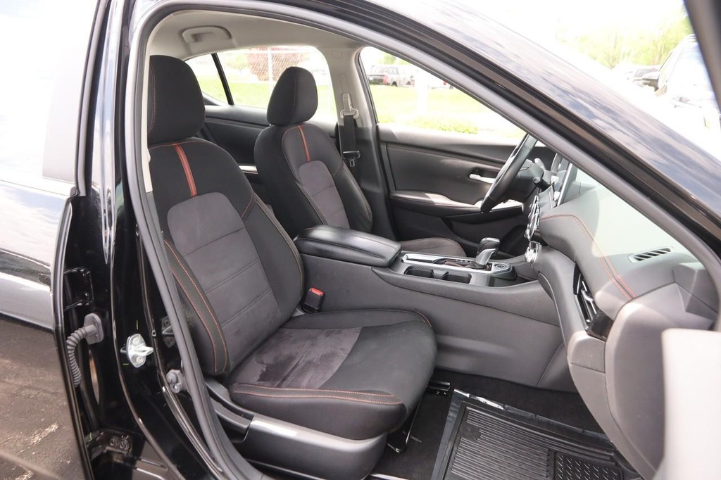 Nissan Sentra Vehicle Full-screen Gallery Image 26