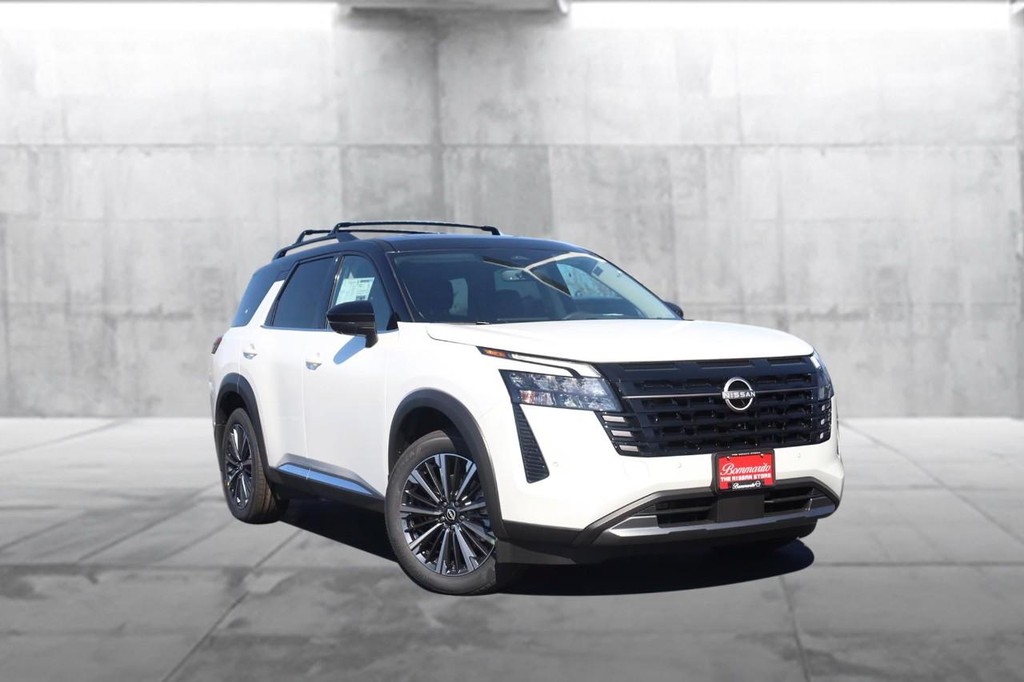 Nissan Pathfinder Vehicle Full-screen Gallery Image 2