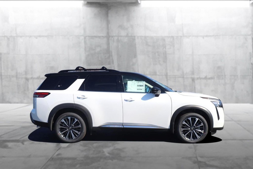 Nissan Pathfinder Vehicle Full-screen Gallery Image 5