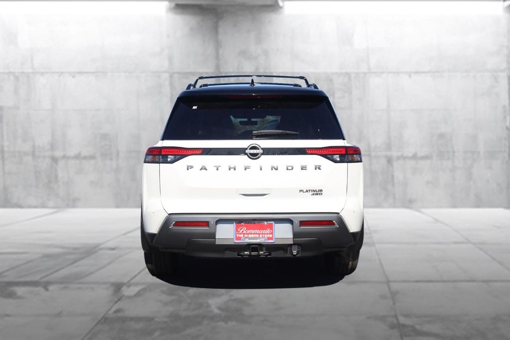 Nissan Pathfinder Vehicle Full-screen Gallery Image 6