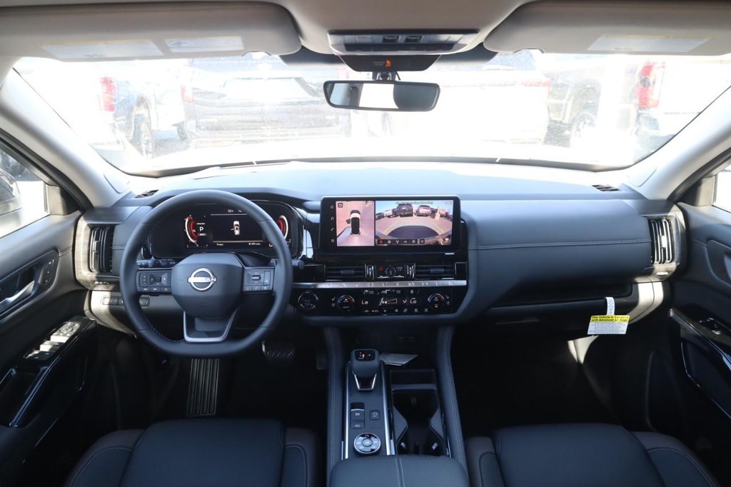 Nissan Pathfinder Vehicle Full-screen Gallery Image 7