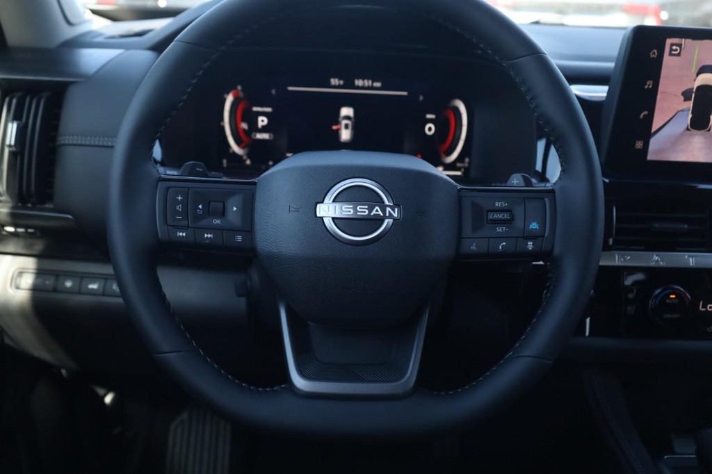 Nissan Pathfinder Vehicle Full-screen Gallery Image 8