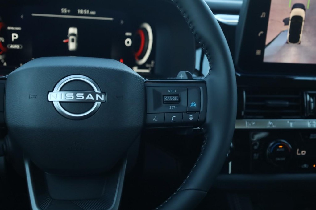 Nissan Pathfinder Vehicle Full-screen Gallery Image 9