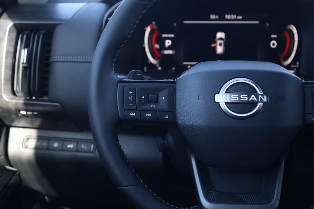 Nissan Pathfinder Vehicle Full-screen Gallery Image 10