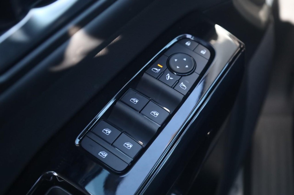 Nissan Pathfinder Vehicle Full-screen Gallery Image 11