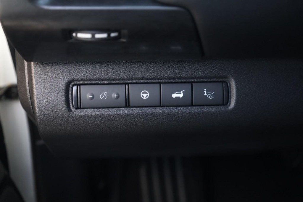 Nissan Pathfinder Vehicle Full-screen Gallery Image 12