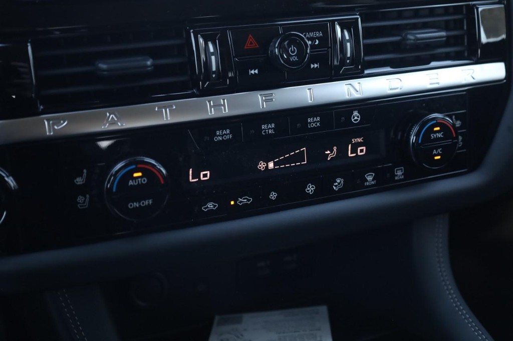 Nissan Pathfinder Vehicle Full-screen Gallery Image 16