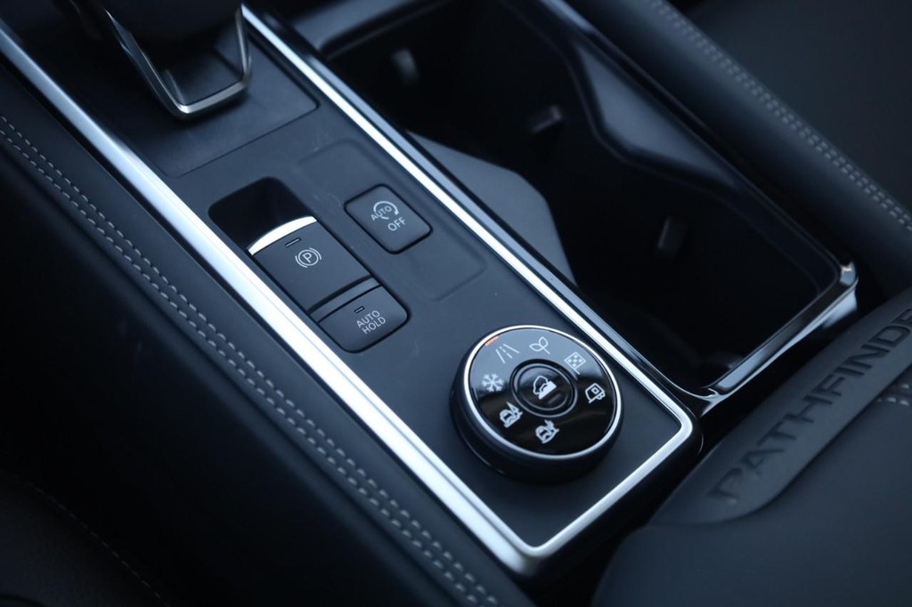 Nissan Pathfinder Vehicle Full-screen Gallery Image 18