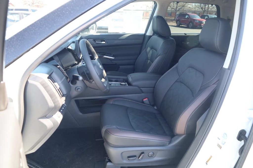 Nissan Pathfinder Vehicle Full-screen Gallery Image 19