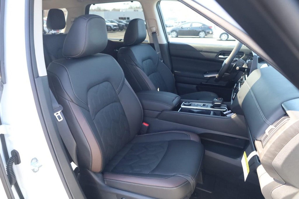 Nissan Pathfinder Vehicle Full-screen Gallery Image 20