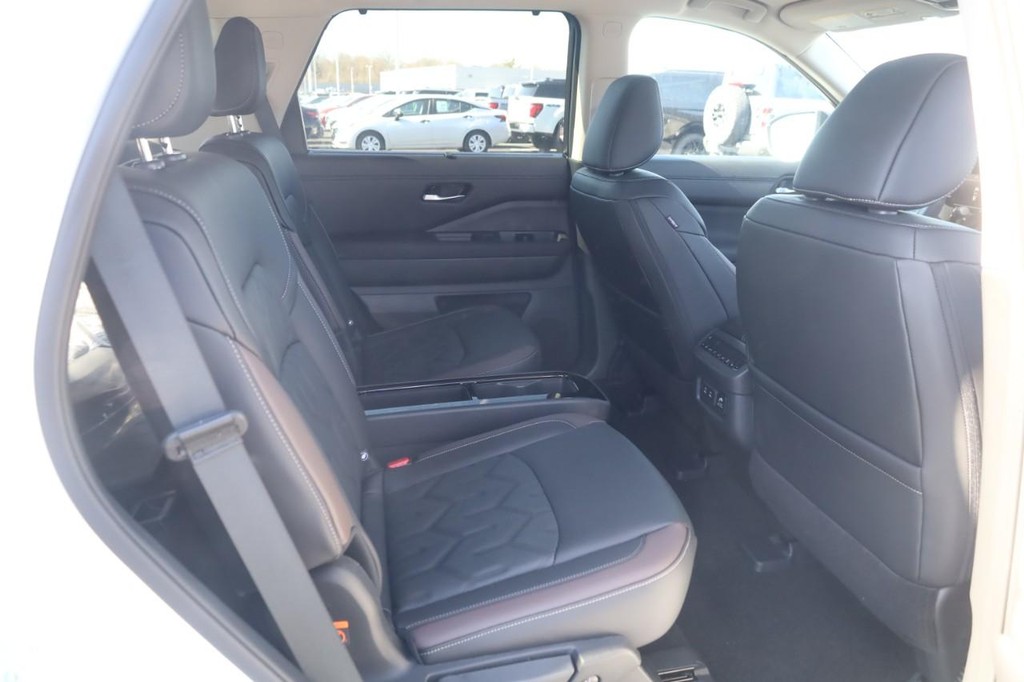 Nissan Pathfinder Vehicle Full-screen Gallery Image 21