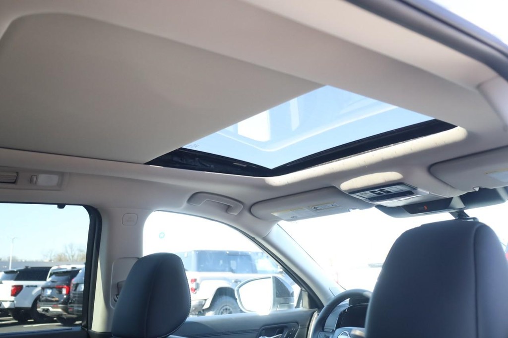 Nissan Pathfinder Vehicle Full-screen Gallery Image 22