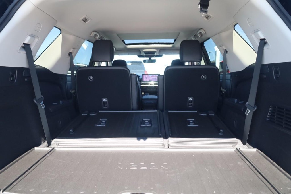 Nissan Pathfinder Vehicle Full-screen Gallery Image 23