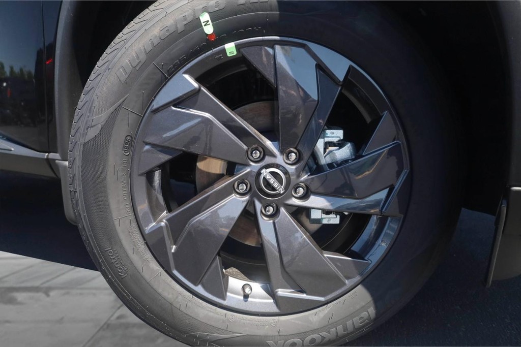 Nissan Rogue Vehicle Full-screen Gallery Image 3