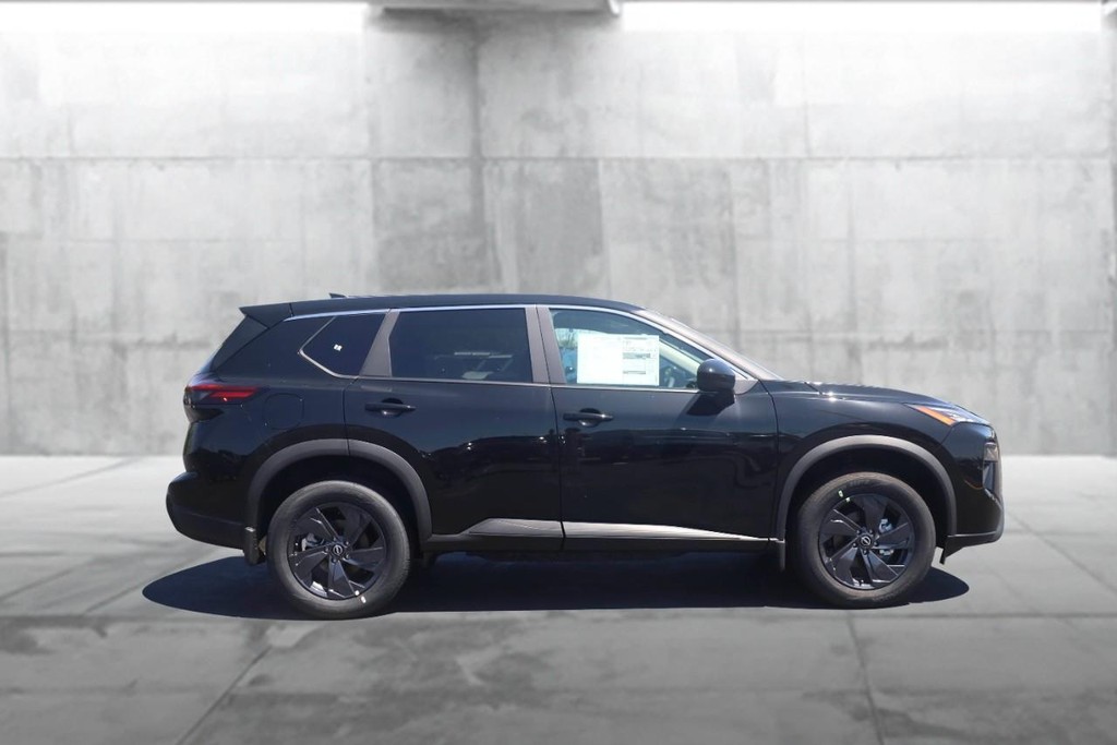 Nissan Rogue Vehicle Full-screen Gallery Image 5