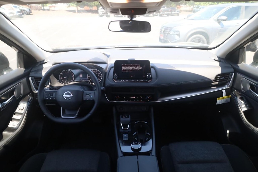 Nissan Rogue Vehicle Full-screen Gallery Image 7