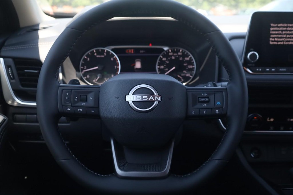 Nissan Rogue Vehicle Full-screen Gallery Image 8