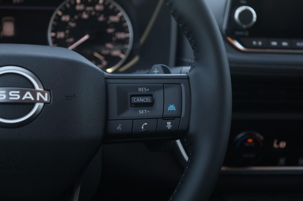 Nissan Rogue Vehicle Full-screen Gallery Image 9