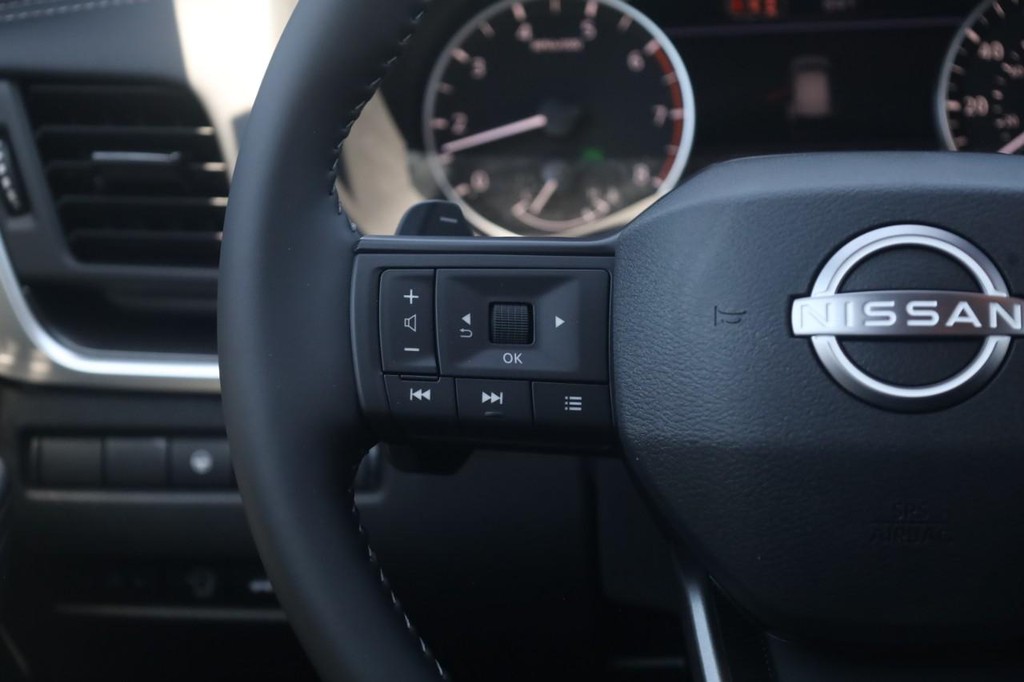 Nissan Rogue Vehicle Full-screen Gallery Image 10