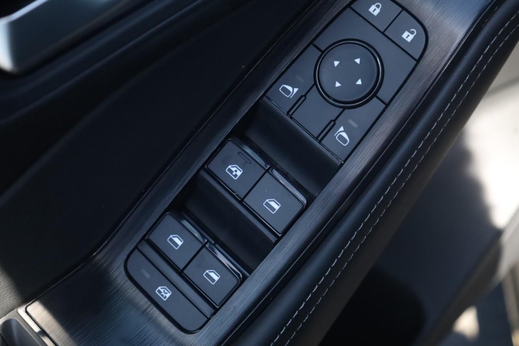 Nissan Rogue Vehicle Full-screen Gallery Image 11