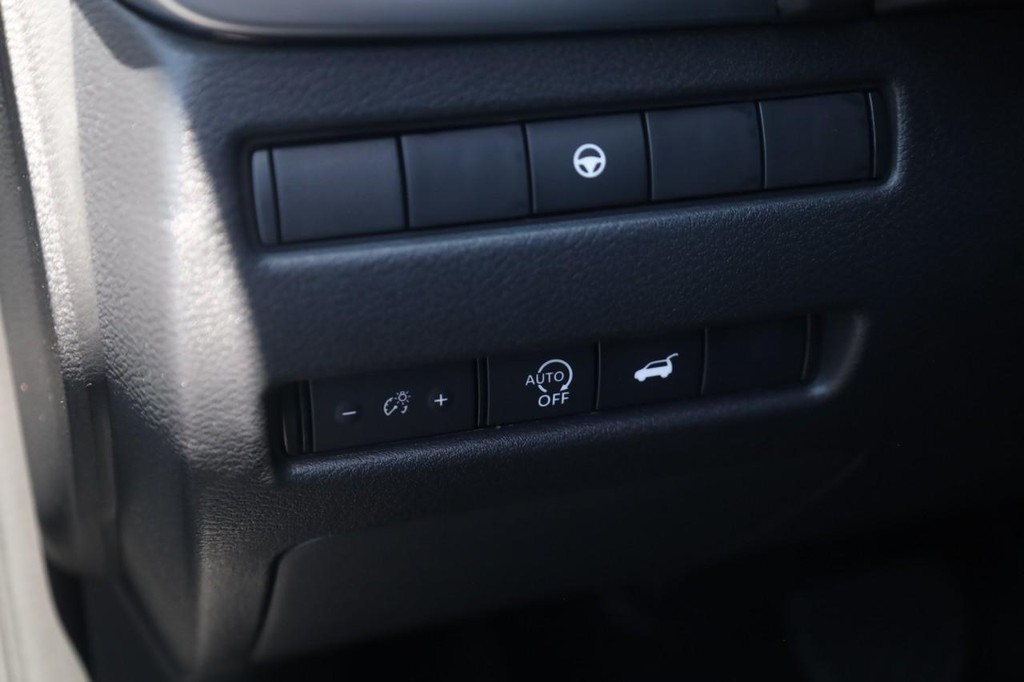 Nissan Rogue Vehicle Full-screen Gallery Image 12