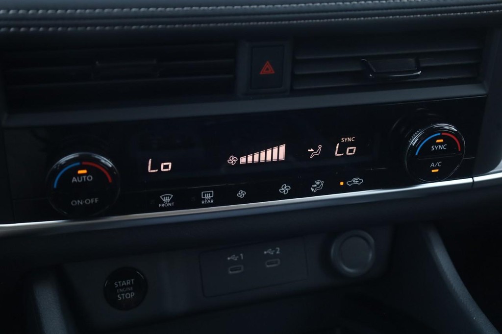 Nissan Rogue Vehicle Full-screen Gallery Image 16
