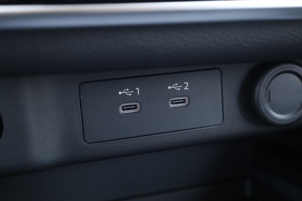 Nissan Rogue Vehicle Full-screen Gallery Image 17