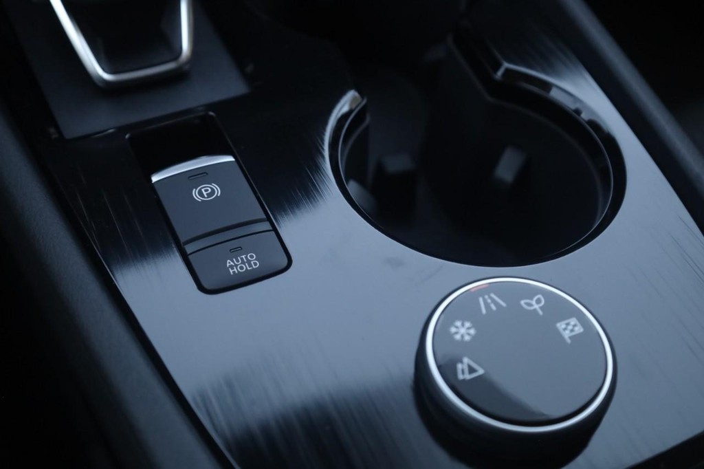 Nissan Rogue Vehicle Full-screen Gallery Image 18