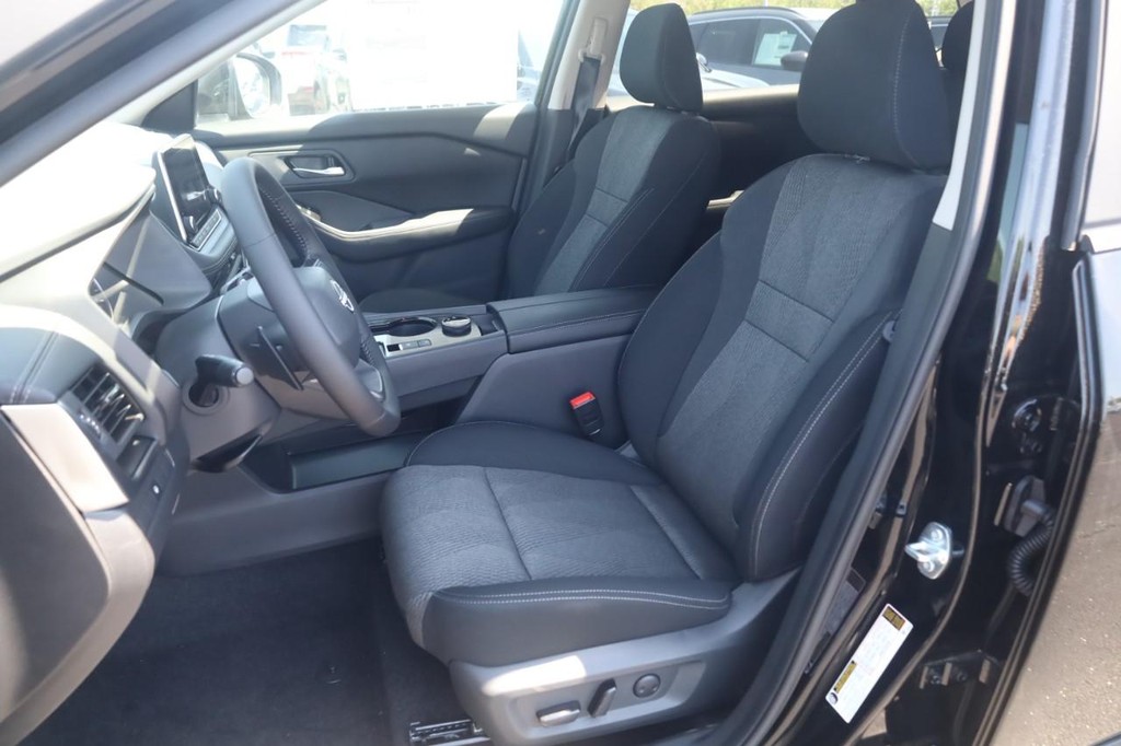 Nissan Rogue Vehicle Full-screen Gallery Image 20