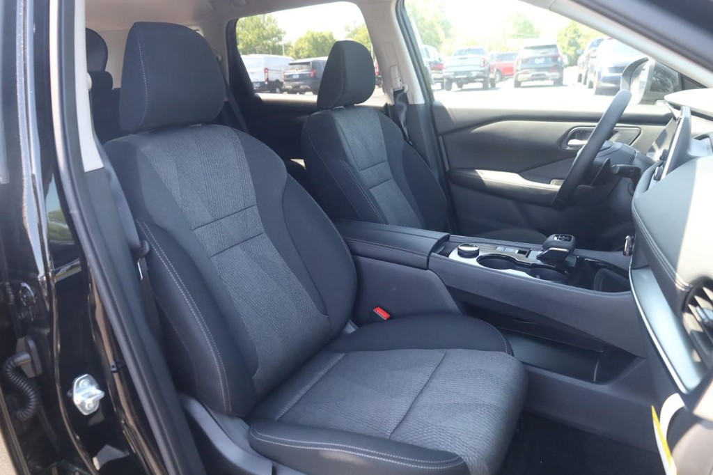 Nissan Rogue Vehicle Full-screen Gallery Image 21