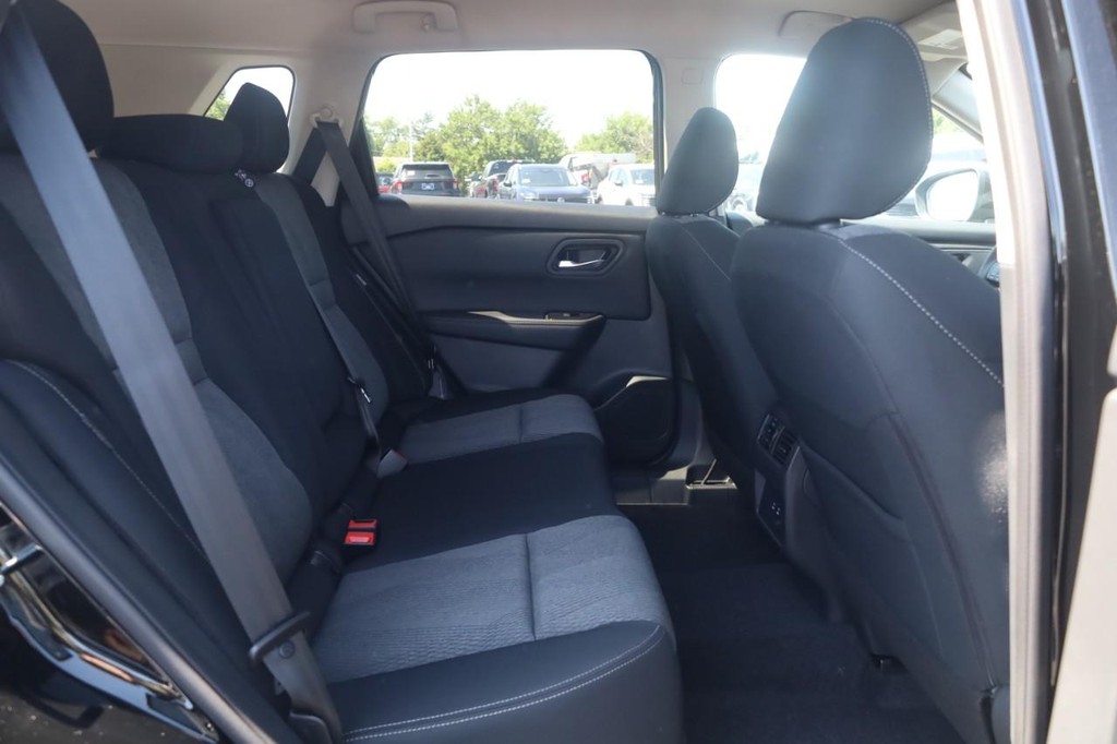 Nissan Rogue Vehicle Full-screen Gallery Image 22