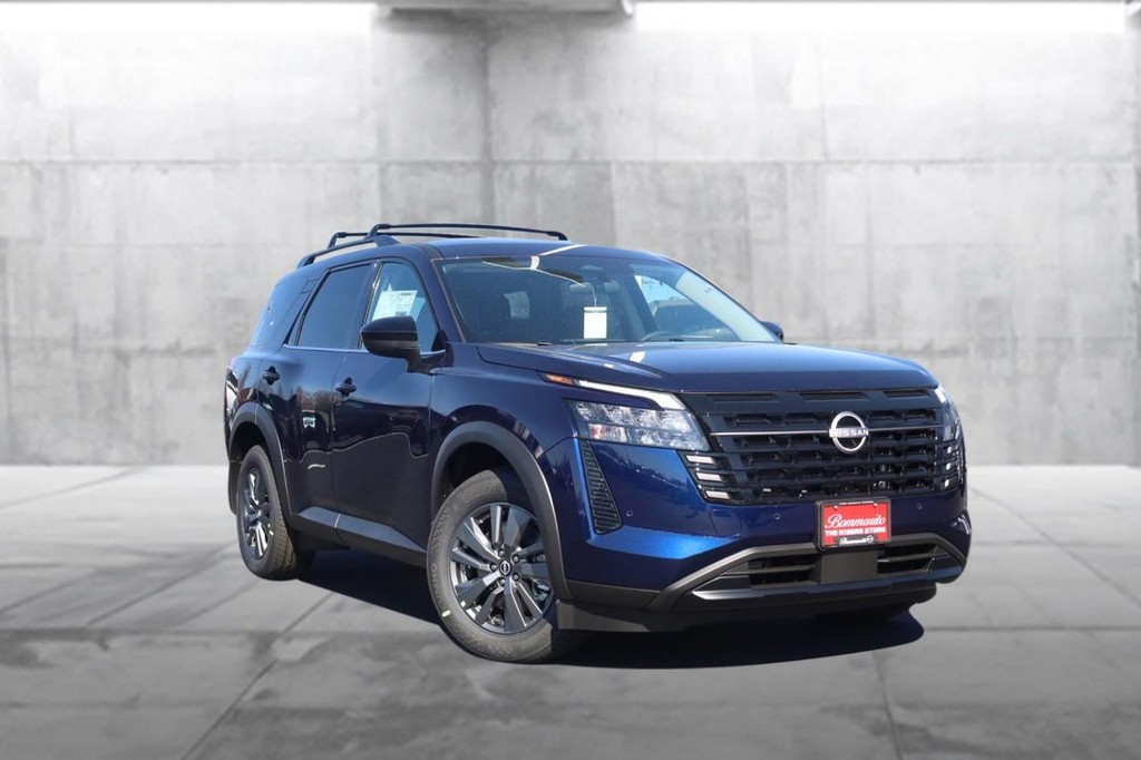 Nissan Pathfinder Vehicle Full-screen Gallery Image 2