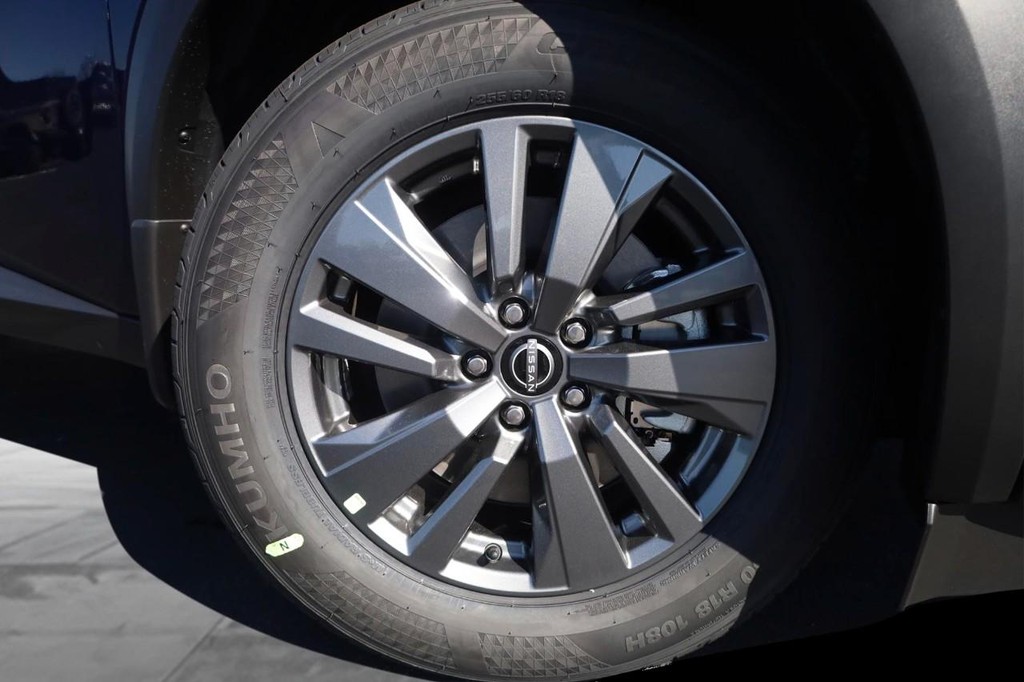 Nissan Pathfinder Vehicle Full-screen Gallery Image 3