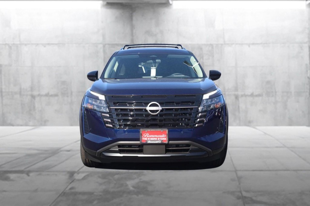 Nissan Pathfinder Vehicle Full-screen Gallery Image 4