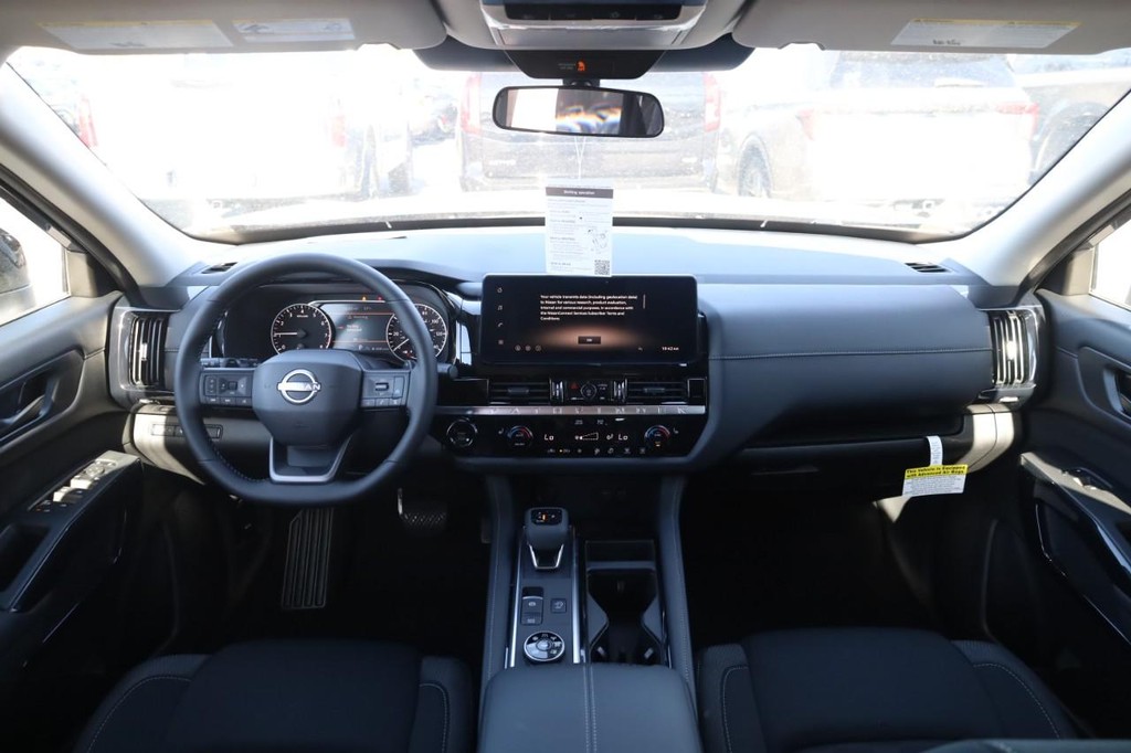 Nissan Pathfinder Vehicle Full-screen Gallery Image 7