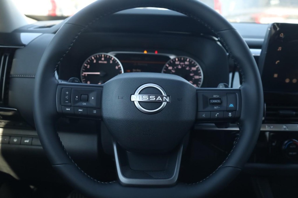 Nissan Pathfinder Vehicle Full-screen Gallery Image 8