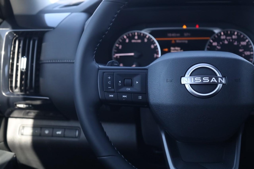 Nissan Pathfinder Vehicle Full-screen Gallery Image 10