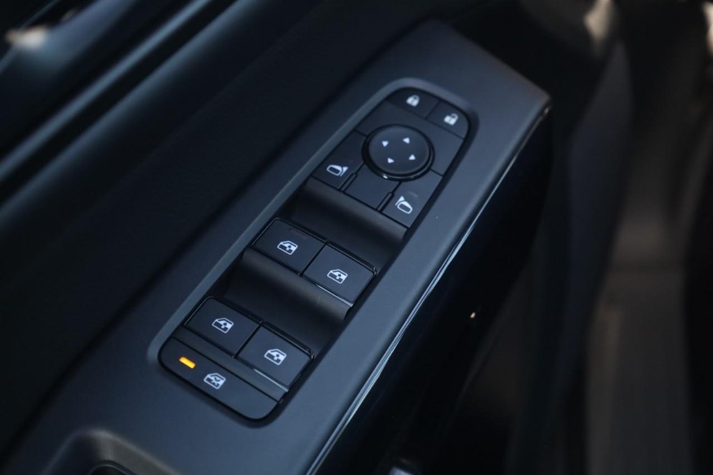 Nissan Pathfinder Vehicle Full-screen Gallery Image 11