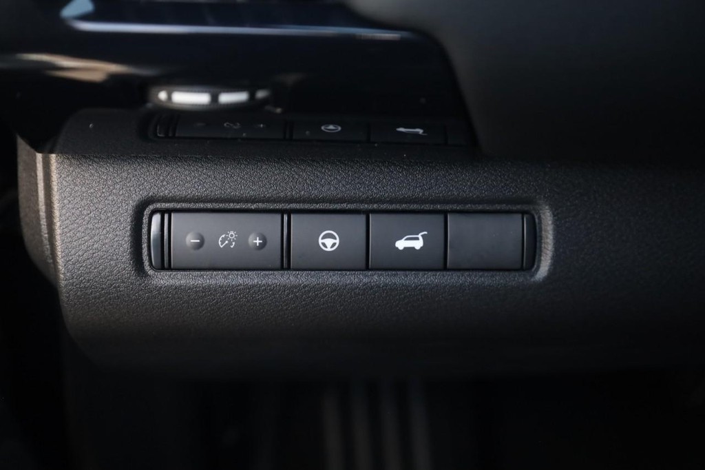 Nissan Pathfinder Vehicle Full-screen Gallery Image 12