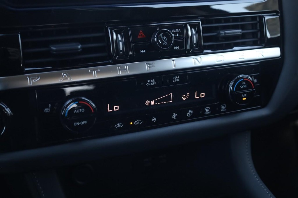 Nissan Pathfinder Vehicle Full-screen Gallery Image 16