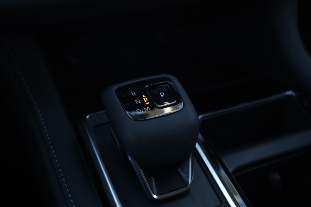 Nissan Pathfinder Vehicle Full-screen Gallery Image 17